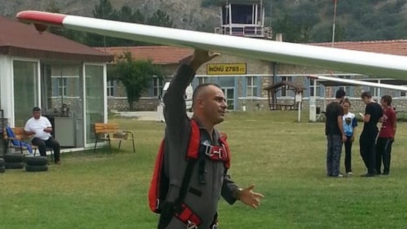 Eskişehir'de yelkenkanatlar havada çarpışı: 1 pilot öldü, diğeri yaralı