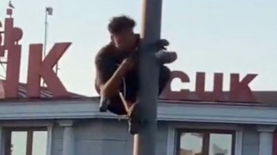 Bahçelievler'de E-5'te aydınlatma direğine çıkan şahıs trafiği kilitledi