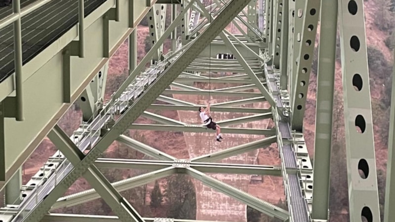 ABD'de video çekmek için çıktığı köprünün altında asılı kaldı