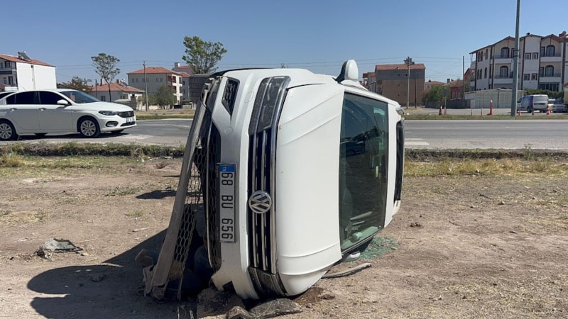 Aksaray'da sürücü hakimiyetini kaybetti! Otomobil yan yattı