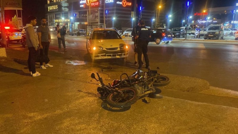 Düzce'de otomobille çarpışan motosiklet sürücüsü yaralandı