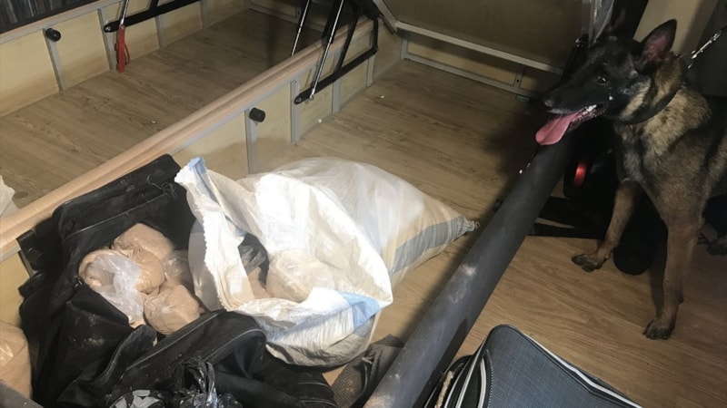 Antalya'da kiraladıkları rezidans dairesinde uyuşturucu üreten şüpheliler gözaltına alındı