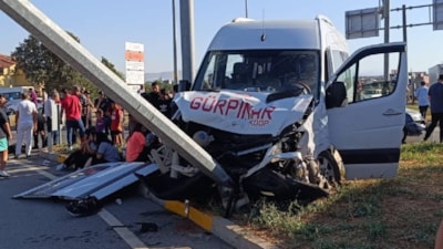 Denizli'de öğrenci servisi iki otomobile çarptı: 3 kişi yaralandı