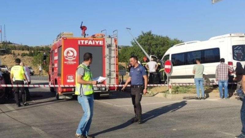 Denizli'de okul servisi iki araca çarptı: 7'si öğrenci 8 yaralı