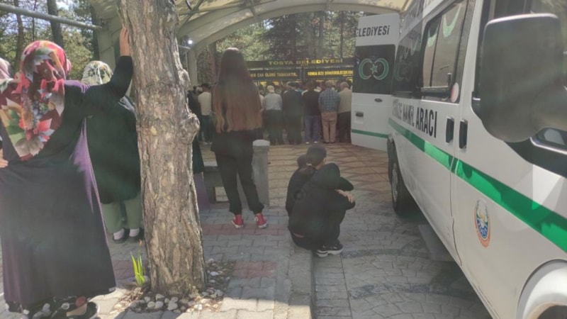 Kastamonu'da balkondan düşerek ölen kıza gözyaşlarıyla veda