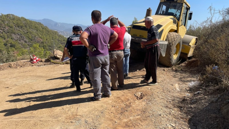 Antalya'da kullandığı silindirin altında kalan sürücü hayatını kaybetti