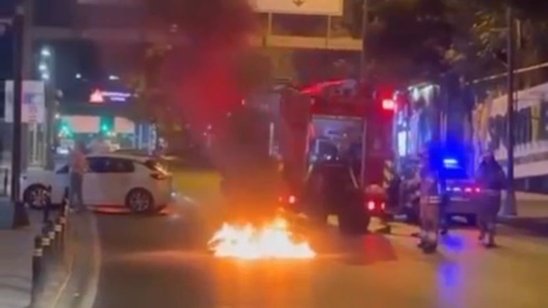 Beşiktaş’ta seyir halindeki motosiklet alev aldı