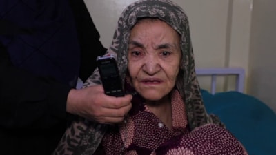 Afganistan'da ailesinin 25 yıldır bir odada hapsettiği kadın kurtarıldı