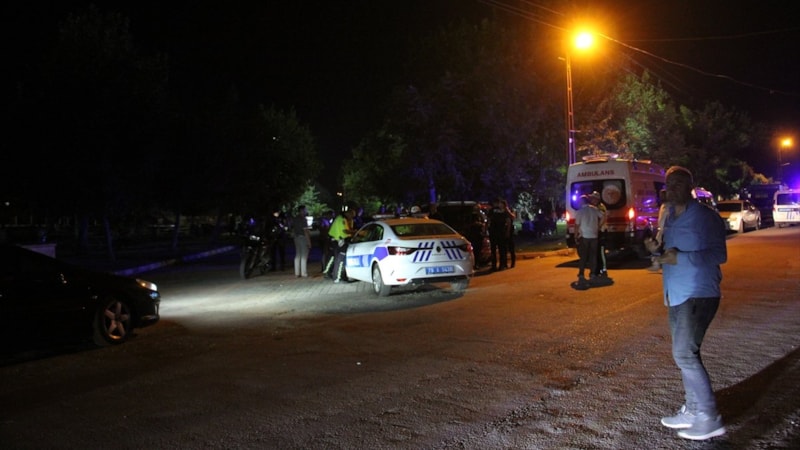 Kilis'te ihbara giden polise kaynar su atıldı: 2'si polis 4 yaralı