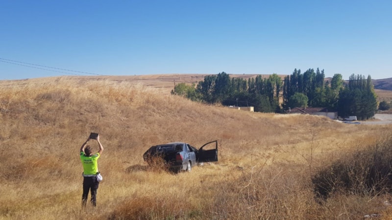 Çorum'da kontrolden çıkan otomobil şarampole uçtu