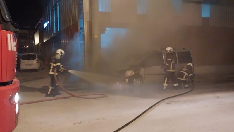 Burdur'da park halindeki ticari araç alevlere teslim oldu