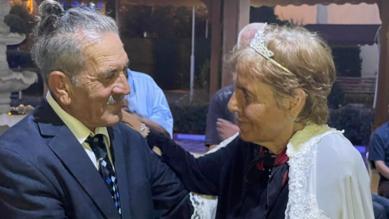 Osmaniye'de huzurevinde tanışan çift nikah masasına oturdu! Gelin damadın ayağına bastı...