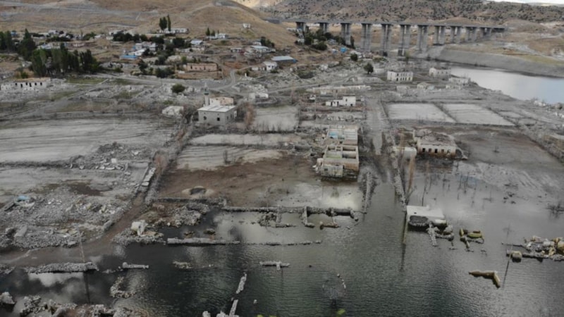 Kars’ta su çekilince köy kalıntıları ortaya çıktı