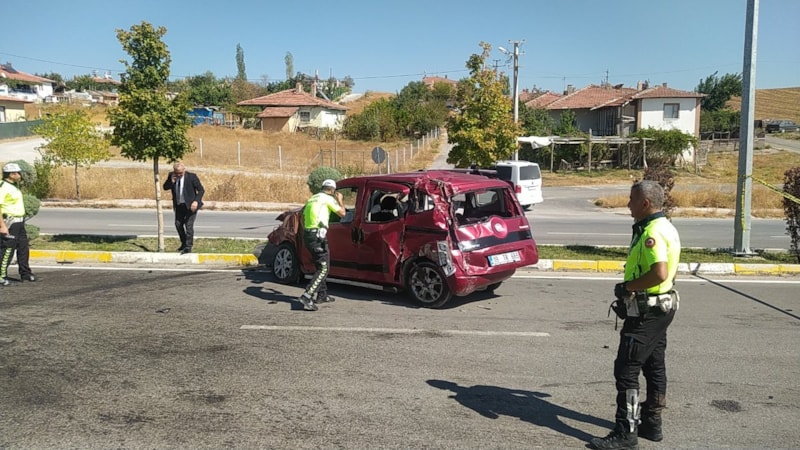 Çorum'da çekici ters yönde ticari araçla çarpıştı! 5 kişi yaralandı