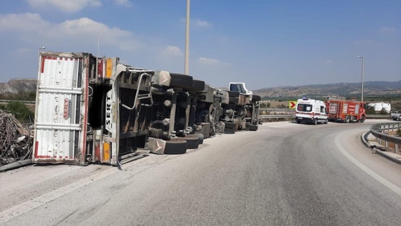 Hatay'da 2 noktada trafik kazası! 2 sürücü sıkıştı