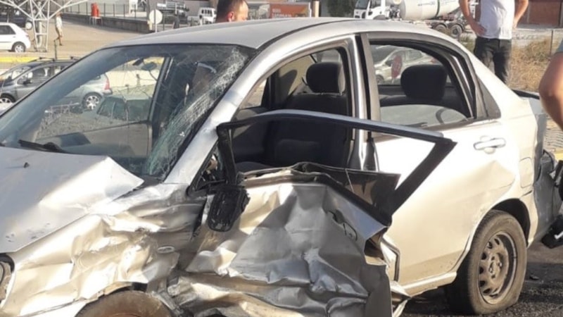 Balıkesir'de otomobil ile kamyonetin çarptığı kazada 4 kişi yaralandı