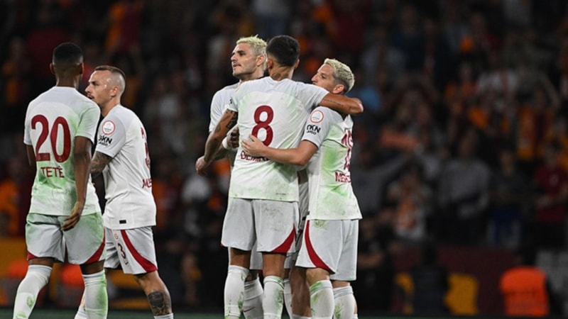 Atatürk Olimpiyat Stadı'nın zemini gıda boyasıyla kapatıldı