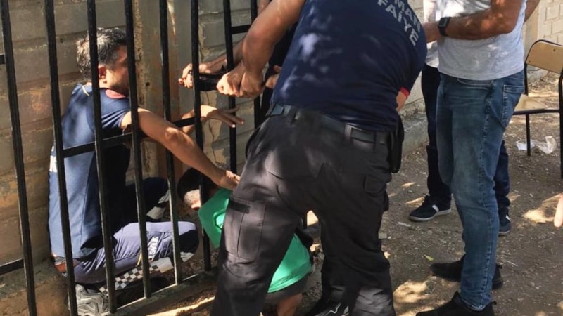 Batman'da kafası balkona sıkışan çocuk kurtarıldı
