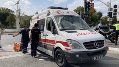İstanbul'da ambulans kaza yaptı! İçinde hasta olan araç yan yattı