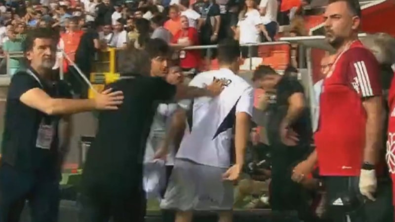 Şenol Güneş, Salih Uçan'ı iterek soyunma odasına gönderdi