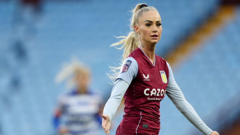 Aston Villalı kadın futbolcular formanın ıslanmasından şikayetçi