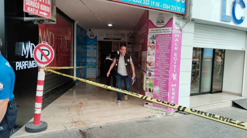 Çorum'da boşandığı eşini bıçakladı, parka gidip oturdu