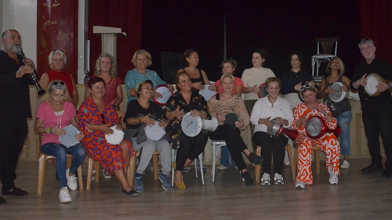 Çanakkaleli kadınlar günlük hayatın stresinden darbuka çalarak uzaklaşıyor