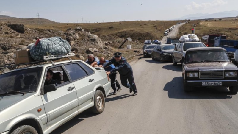 Karabağ'dan Ermenistan'a geçişler devam ediyor