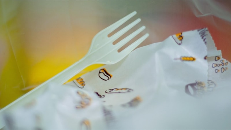 İngiltere'de tek kullanımlık plastiklere yasak kararı: 1 Ekim'de yürürlüğe girecek