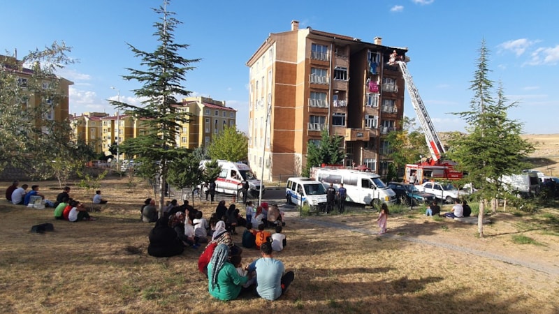 Kayseri'de apartmanın 5'inci katında yangın! Vatandaş binanın karşısına oturup izledi