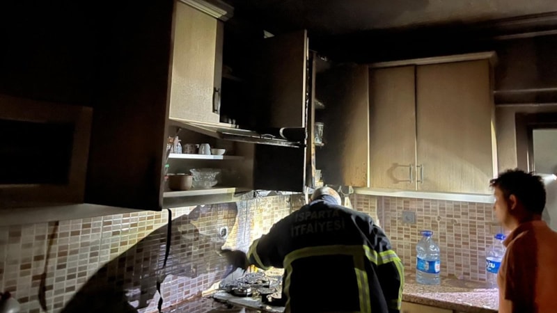 Isparta'da ocakta unutulan yağ mutfağı yaktı