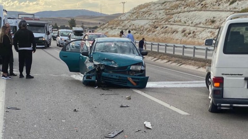 Ankara'da babasını sollamak isteyen şahıs kazaya neden oldu: 6 yaralı