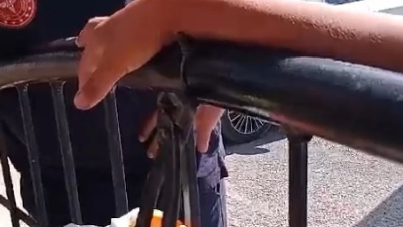 Mersin'deki çocuğun bileğine korkuluk teli saplandı