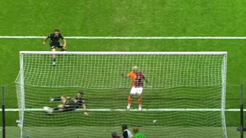 VAR kontrolü sonrası Galatasaray'ın golü geçerlilik kazandı
