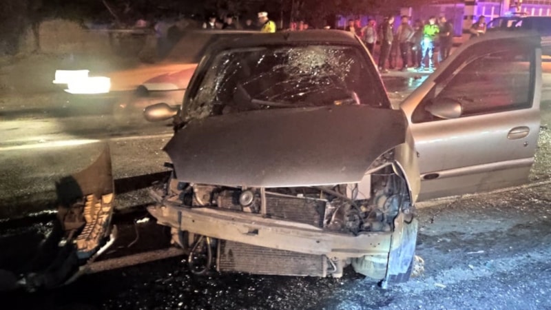 Manisa'da traktör ile otomobil çarpıştı: 4 yaralı