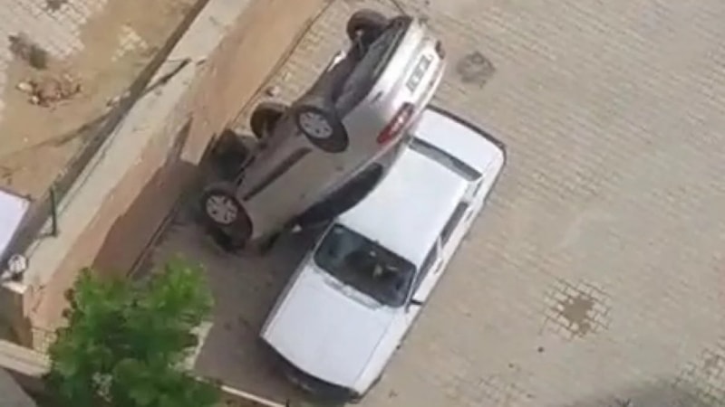 Adana'da geri yerine ileri vitese aldığı otomobiliyle otoparka düştü