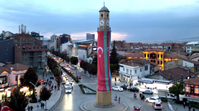 Çorum Saat Kulesi'ne kardeşlik bayrağı asıldı