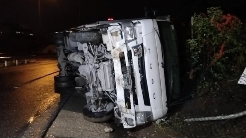 İstanbul Ataşehir'de kayganlaşan yolda virajı alamayan kamyonet devrildi