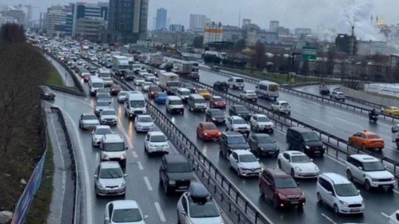 İstanbul'da trafik yoğunluğu! Vatandaşlar zor anlar yaşadı