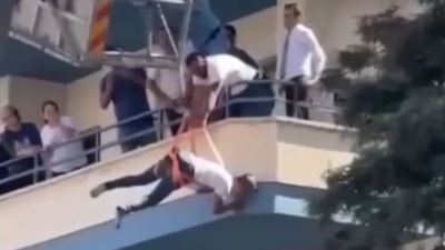 Adana'da işçinin zor anları! Sepet kırılınca vinçten düştü, havada asılı kaldı