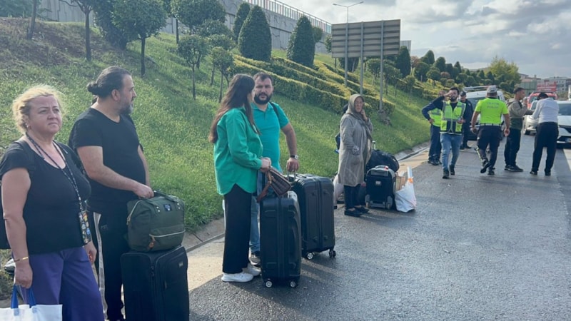 Anadolu TEM Otoyolu'nda trafik kazası! Vatandaşlar valizle yol kenarında bekledi...