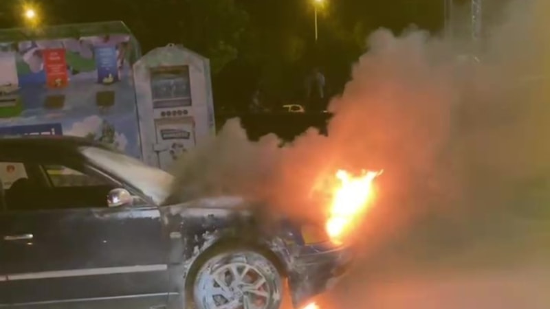 Denizli'de aracını yanmaktan esnaf kurtardı