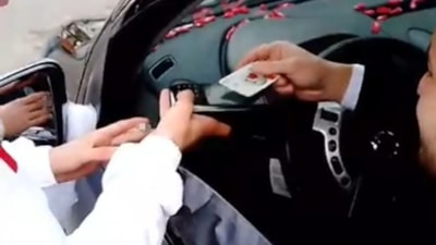 İstanbul'da damadın yolunu kesti! Pos makinasıyla bahşiş aldı...