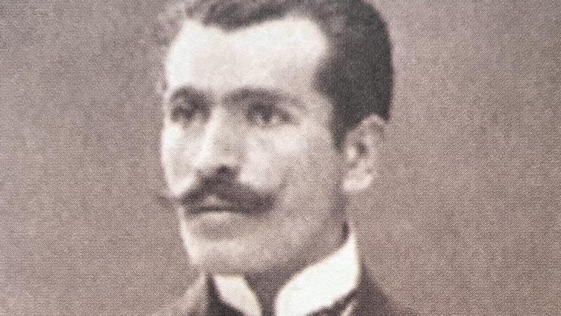 Küçük yaşlarda şiirle tanışan, tercüme eserlerle bilinen bir şair: Faik Ali Ozonsoy