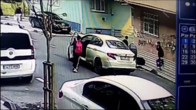İstanbul'da sürücünün çekmeyi unuttuğu el frenini öğrenci fark etti