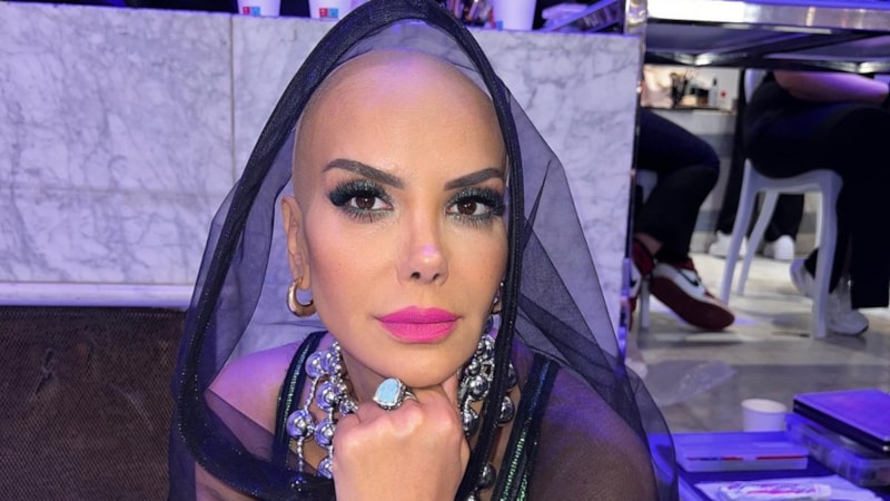 Kanser hastalığıyla mücadele eden Tanyeli podyuma çıktı! Gözyaşlarını tutamadı