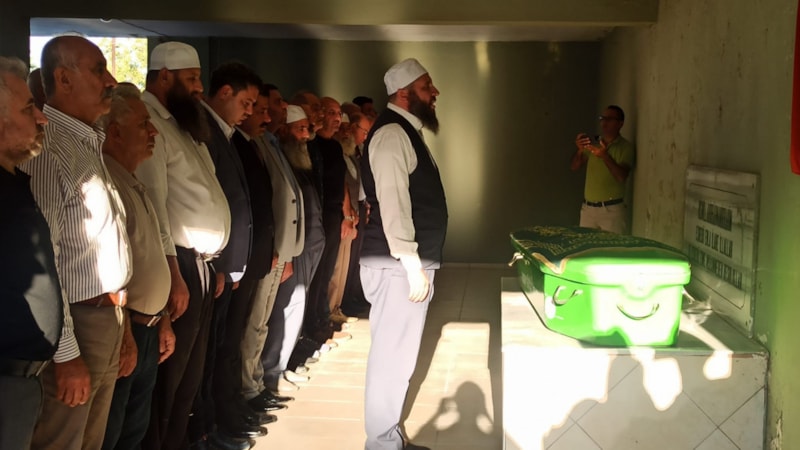 Hatay'da oğlunun bıçaklayıp öldürdüğü iş insanı toprağa verildi