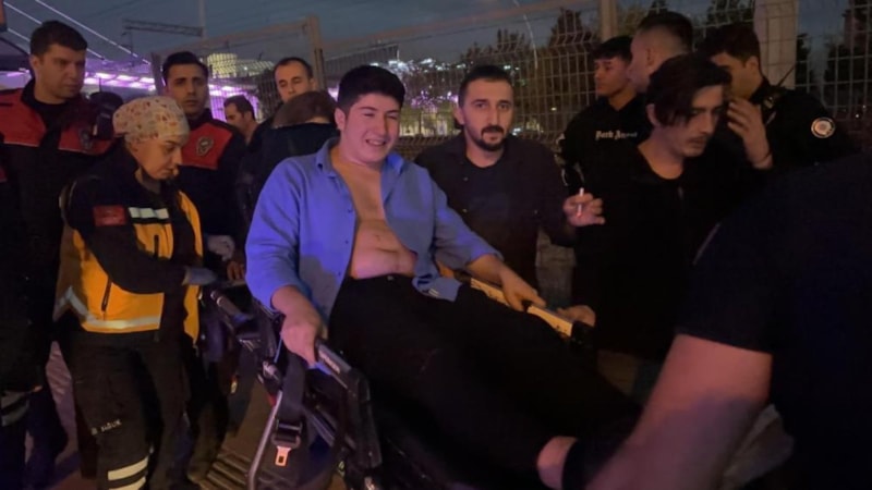 Kocaeli'de 'yan baktın' kavgası: Otobüs durağında bıçaklayıp kaçtı