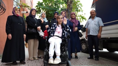 Tuzla Belediyesi 19 yaşındaki Semanur’a akülü arabasını teslim etti