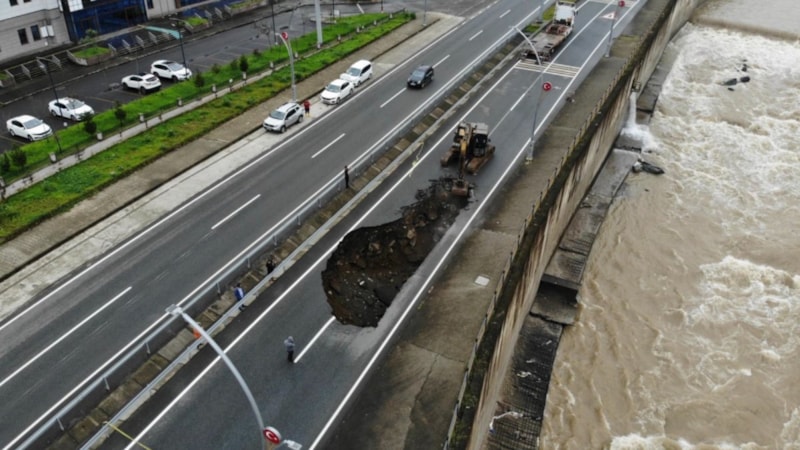 Doğu Karadeniz'de sağanak yağış: Güneysu-Rize kara yolu son 3 yılda 3'üncü kez çöktü